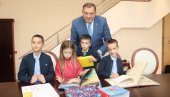 „ONI SU MOJA NEVIDLJIVA VOJSKA“ Dodik sa unučićima na prvi dan škole (FOTO)