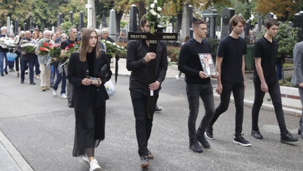 САХРАЊЕН МИЛУТИН ШОШКИЋ: Велики број људи се опростио од легенде Партизана и југословенског фудбала (ФОТО)