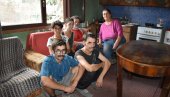 ZBOG DUGA OD 100.000 SEDMORO BEZ STRUJE: Već tri meseca dve porodice u Kikindi žive u mraku