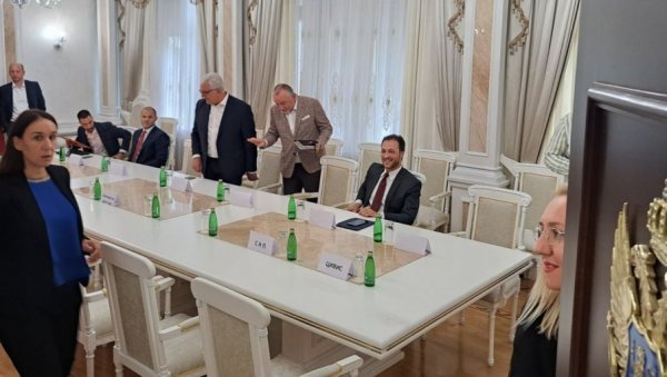 САСТАНАК ЛИДЕРА СТАРЕ ВЕЋИНЕ БЕЗ АБАЗОВИЋА И БЕЧИЋА: Мило Ђукановић има рок до 19. септембра да изабере новог мандатара