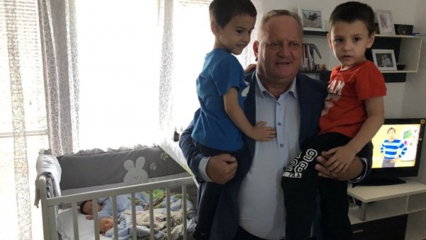 ПОДРШКА ЛОКАЛНЕ САМОУПРАВЕ: Поклони за породицу са два пара близанаца