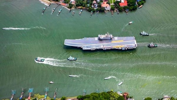 МОЖЕ ДА ПОНЕСЕ 30 ЛЕТЕЛИЦА: Њу Делхи добио први носач авиона домаће производње Викрант (ВИДЕО)