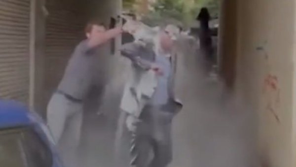 КУРТИЈЕВОГ МИНИСТРА ЗАСУЛИ БРАШНОМ: Хит сцена у Приштини (ВИДЕО)