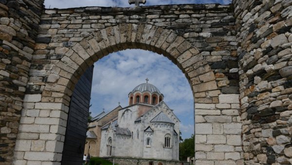 ОЖИВЕЛИ СРЕДЊИ ВЕК: Пред зидинама манастира Студенице одржан „Маглич фест“ (ФОТО)