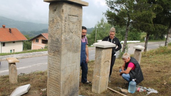 КРАЈПУТАШИ - ДУША У КАМЕНУ: У Кушићима на Јавору обнављају безгробне споменике српским јунацима (ФОТО)