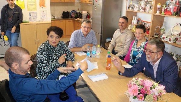 ПОКЛОНИ ЗА МАЛИШАНЕ: Симић посетио Удружење родитеља деце и младих са сметњама у развоју и особа са инвалидитетом Сунце