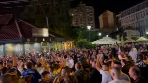 НОВИ ПАЗАР ГОРЕО: 7000 људи на улицама- чека се Звезда (ВИДЕО)