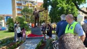 ВРАТИО СЕ У РОДНИ ГРАД: Откривен споменик Шабану Шаулићу у Шапцу (ФОТО/ВИДЕО)