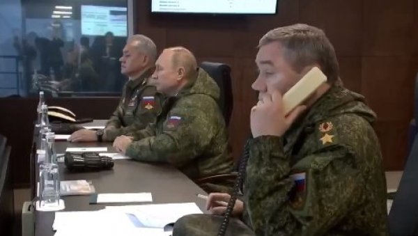 ПОСЛЕ САСТАНКА ИЗА ЗАТВОРЕНИХ ВРАТА: Путин, Шојгу и Герасимов испратили главну фазу војних вежби Восток 2022 (ВИДЕО)