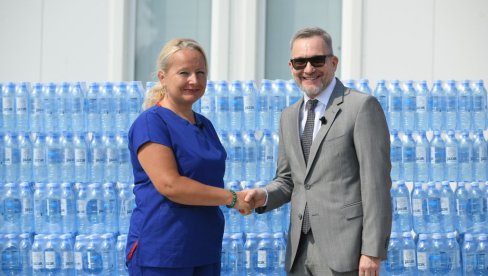 НАСТАВЉА СЕ ПОДРШКА ЗДРАВСТВУ: Компанија НИС донирала воду Јазак болници у Батајници