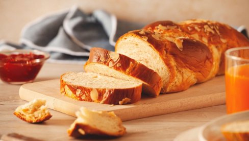 ВИШЕ ГА НЕЋЕТЕ БАЦАТИ: Трик који стари хлеб претвара у свеж