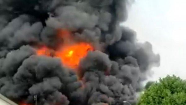 ПОДИГНУТИ ХЕЛИКОПТЕРИ, ИМА ПОВРЕЂЕНИХ: Огроман пожар у Милану - куља црни дим, гори хиљаде литара растварача у фабрици (ВИДЕО)