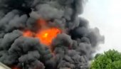 PODIGNUTI HELIKOPTERI, IMA POVREĐENIH: Ogroman požar u Milanu - kulja crni dim, gori hiljade litara rastvarača u fabrici (VIDEO)