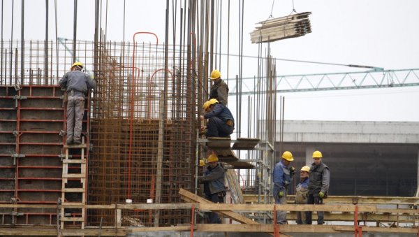 НА ГРАДИЛИШТИМА РАДЕ И ПЕНЗИОНЕРИ: Грађевински сектор у Српској у проблему због недостатка квалификоване радне снаге