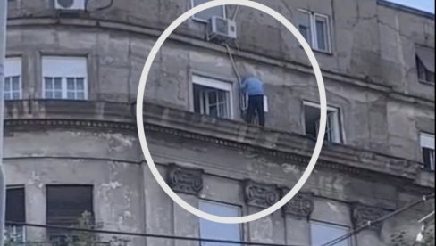НЕСТВАРНА СЦЕНА НА ДОРЋОЛУ: Мушкарац изашао на врх зграде - држао се само за клима уређај (ВИДЕО)