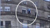 NESTVARNA SCENA NA DORĆOLU: Muškarac izašao na vrh zgrade - držao se samo za klima uređaj (VIDEO)