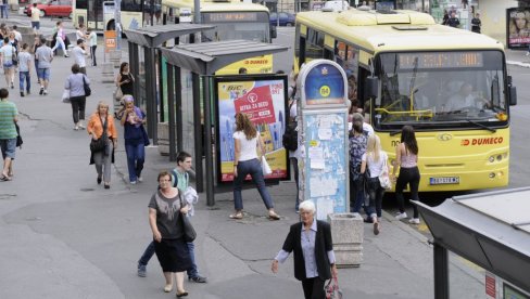 RAZUME SE U RED I KULTURU: Pas oduševio sve putnike u gradskom prevozu (FOTO)