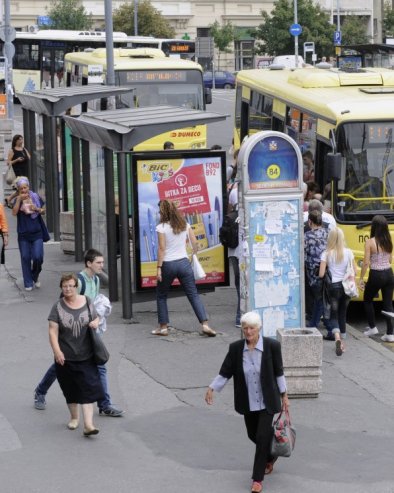 JOŠ UVEK IMA DOBRIH LJUDI... Devojci pozlilo u beogradskom autobusu, reakcija putnika oduševila sve (FOTO)