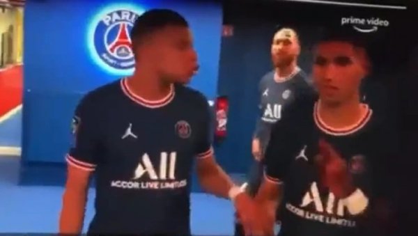 СРАМАН ПОТЕЗ ВЕЛИКЕ ЗВЕЗДЕ ФУДБАЛА: Окренуо се према ривалу и урадио оно што не би смео пред родитељима (ВИДЕО)