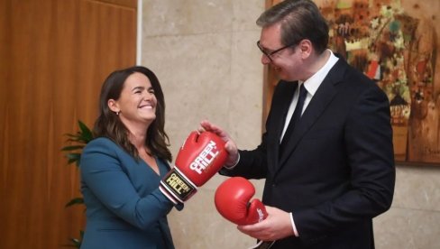 TAMAN DA SE SPREMIM ZA ISPITNI ROK Vučić mađarskoj predsednici poklonio bokserske rukavice, pogledajte šta je ona darovala njemu (FOTO)