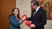 TAMAN DA SE SPREMIM ZA ISPITNI ROK Vučić mađarskoj predsednici poklonio bokserske rukavice, pogledajte šta je ona darovala njemu (FOTO)
