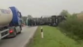 NESREĆA NA PUTU BEOGRAD-ZRENJANIN: Prevrnula se cisterna nakon čega je došlo do curenja mazuta (VIDEO)