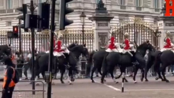 НОВОСТИ ИСПРЕД БАКИНГЕМСКЕ ПАЛАТЕ: Реке људи из целог света у Лондону поздрављају новог краља и одају почаст преминулој краљици (ВИДЕО)