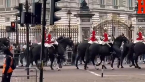 NOVOSTI ISPRED BAKINGEMSKE PALATE: Reke ljudi iz celog sveta u Londonu pozdravljaju novog kralja i odaju počast preminuloj kraljici (VIDEO)