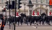 НОВОСТИ ИСПРЕД БАКИНГЕМСКЕ ПАЛАТЕ: Реке људи из целог света у Лондону поздрављају новог краља и одају почаст преминулој краљици (ВИДЕО)
