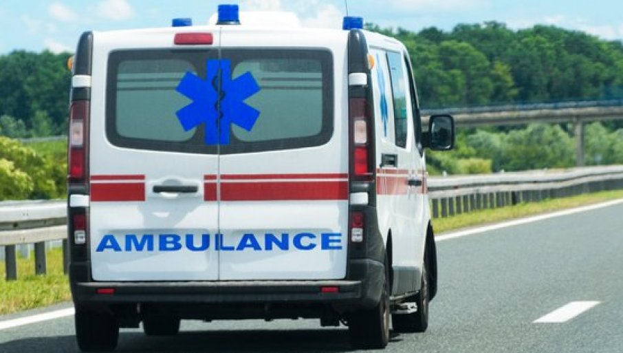 TEŠKA SAOBRAĆAJNA NESREĆA KOD LOZNICE: Sudarili se automobil i kombi - povređeni prevezeni u bolnicu