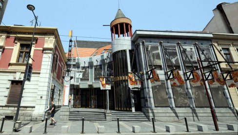 НОВОСТИ ВАС ВОДЕ У АТЕЉЕ 212: Погледајте представу “Академија смеха“