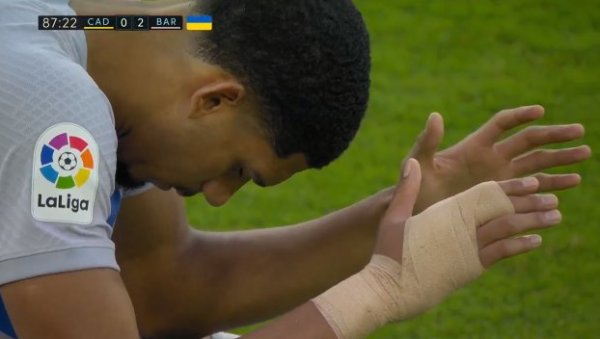 ДРАМА У КАДИСУ: Прекинут меч против Барселоне, играчи послати у свлачионицу (ФОТО)