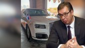 MOĆNO VOZILO KUPLJENO OD PUTINA: Vučića u belom automobilu voze po Emiratima (VIDEO)