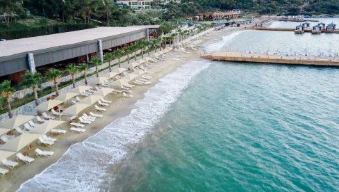 КРАЈ ЛЕТА НА ОБАЛИ ЕГЕЈА: Има ли шта боље од одличног хотела са дивном плажом и садржајима из снова