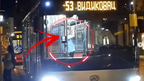 ЖИВЕЋЕ ОВАЈ НАРОД Београђани снимили шта возач 53-ојке ради на почетној станици (ВИДЕО)