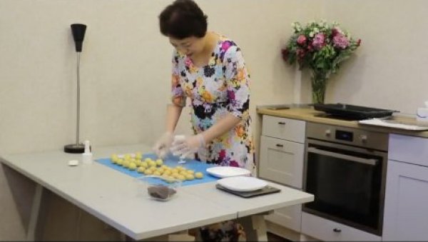 ШПИЈУНКА: Амбасадорка Чен Бо месила колаче (ВИДЕО)