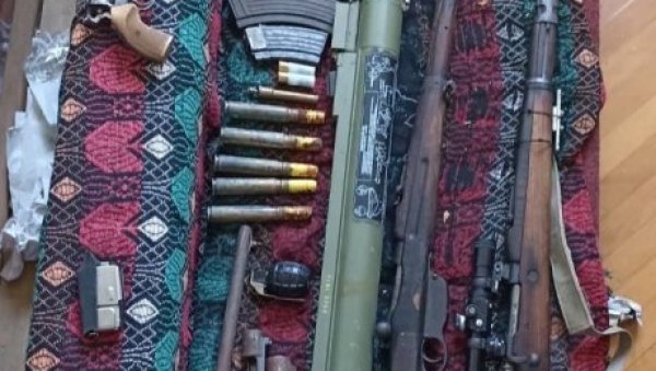 ВЕЛИКО ХАПШЕЊЕ: У Београду пронађен арсенал оружја - зоља, бомбе, пиштољи, али и дрога (ФОТО)