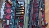 ВЕЛИКО ХАПШЕЊЕ: У Београду пронађен арсенал оружја - зоља, бомбе, пиштољи, али и дрога (ФОТО)