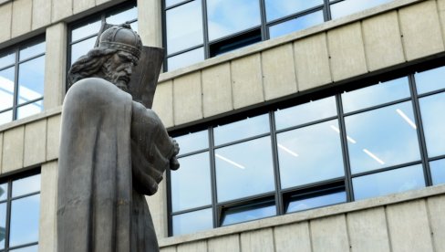 PANIKA U TREĆEM TUŽILAŠTVU ZBOG NAJAVE IZMENA ZAKONA: Pomoriški bacala predmete i vikala da će „strani faktor“ sprečiti zakon