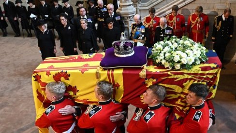 SAHRANJENA ELIZABETA DRUGA: Kovčeg sa telom kraljice spušten u grobnicu pored supruga princa Filipa