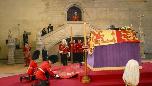 СКАНДАЛ У ЛОНДОНУ: Председник Јерменије прекршио протокол приликом одавања почасти Елизабети Другој
