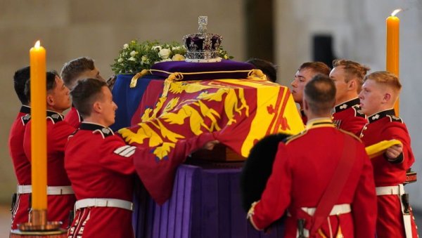 ЗАТВОРЕНА ВРАТА: Више нема прилаза ковчегу краљице Елизабете