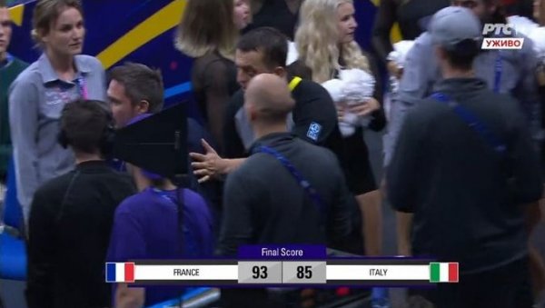 ХАОС НАКОН ЕЛИМИНАЦИЈЕ ИТАЛИЈЕ: Поцеко јурио Србина, он побегао у свлачионицу (ВИДЕО)