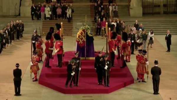 ПОГЛЕДАЈТЕ СНИМАК: Стражар се срушио поред ковчега краљице Елизабете у Вестминстерском холу (ВИДЕО)