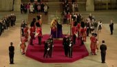 ПОГЛЕДАЈТЕ СНИМАК: Стражар се срушио поред ковчега краљице Елизабете у Вестминстерском холу (ВИДЕО)