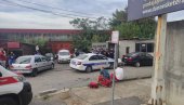 DRAMA NA PALILULI: Muškarac drži taoca u automehaničarskoj radnji - stavio mu nož pod grlo, policija pregovara sa otmičarom