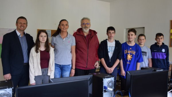 НАТАЛИЈА НАЈБОЉА МЕЂУ НАЈБОЉИМА: Математичка гимназија из Београда поклонила рачунаре ученицима у Стењевцу