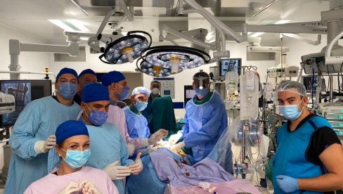 ПРВА ХИБРИДНА ПРОЦЕДУРА У НАШОЈ ЗЕМЉИ: Пацијенту упоредо урадили две операције у институту Дедиње