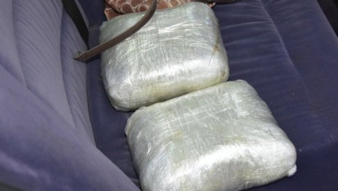 УХАПШЕНИ ДИЛЕРИ: Полиција пронашла торбу у којој су била два пакета дроге
