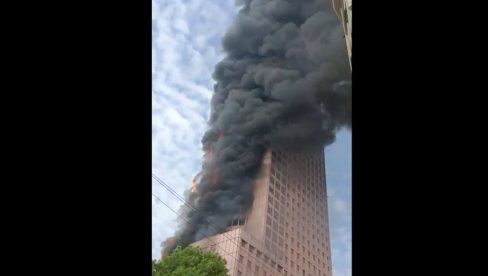 НАЈМАЊЕ ДЕСЕТ ЉУДИ ПОГИНУЛО У ПОЖАРУ: Због неисправних инсталација изгорела зграда у Кини